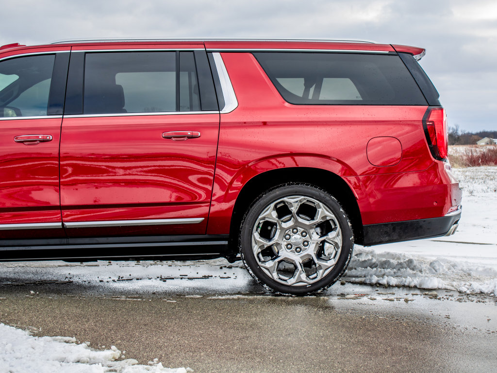 Used 2025 GMC Yukon XL Denali w/ Sun & Power Step Package image 13