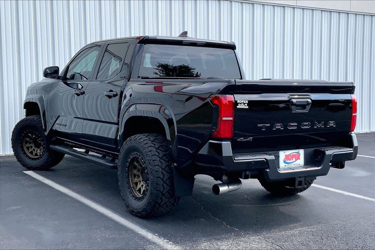 Used 2024 Toyota Tacoma SR5 AWD/4WD image 10