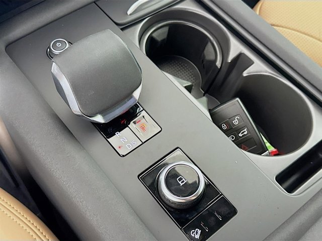 Used 2025 Land Rover Discovery Dynamic SE image 19