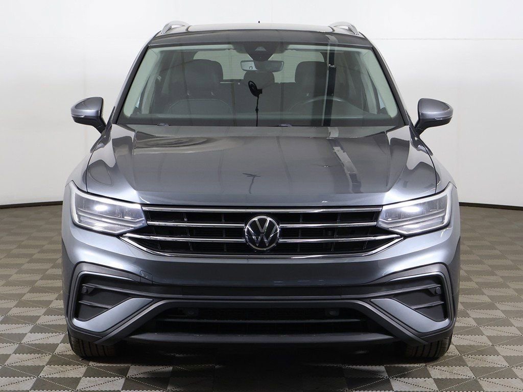 Used 2022 Volkswagen Tiguan SE w/ Panoramic Sunroof Package image 11