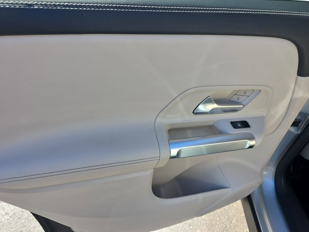 Used 2022 Mercedes-Benz GLB 250 GLB 250 image 9