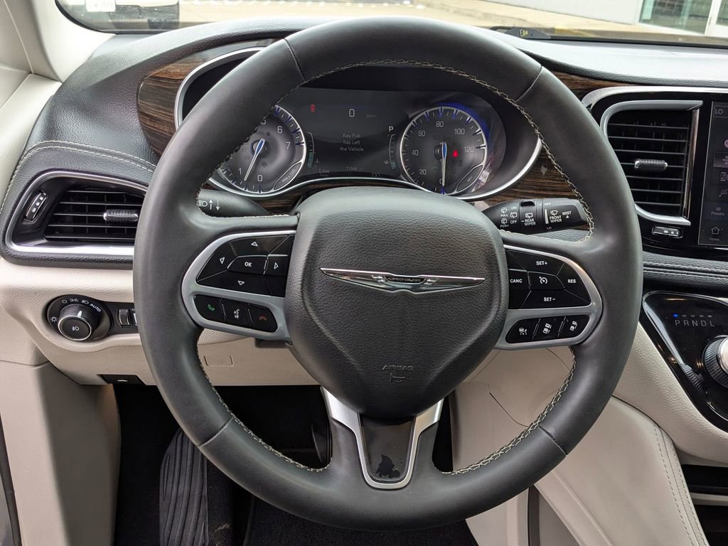 Used 2023 Chrysler Pacifica Limited image 17