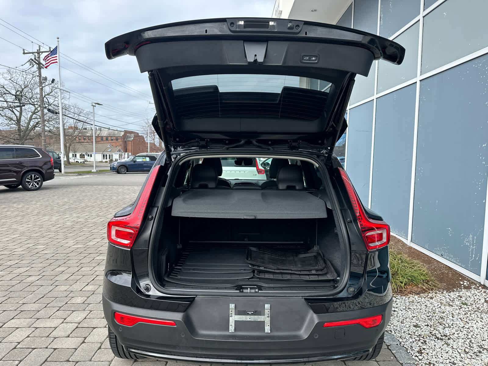 Used 2023 Volvo XC40 B5 Plus w/ Protection Package Premier image 23