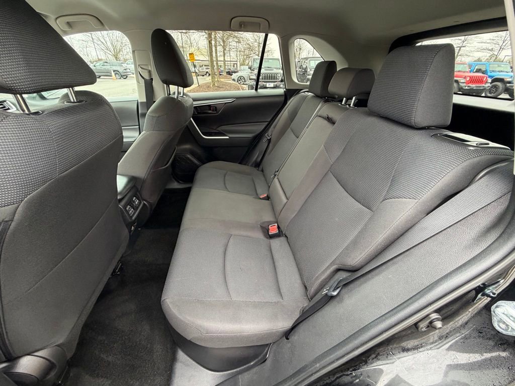 Used 2021 Toyota RAV4 LE image 17