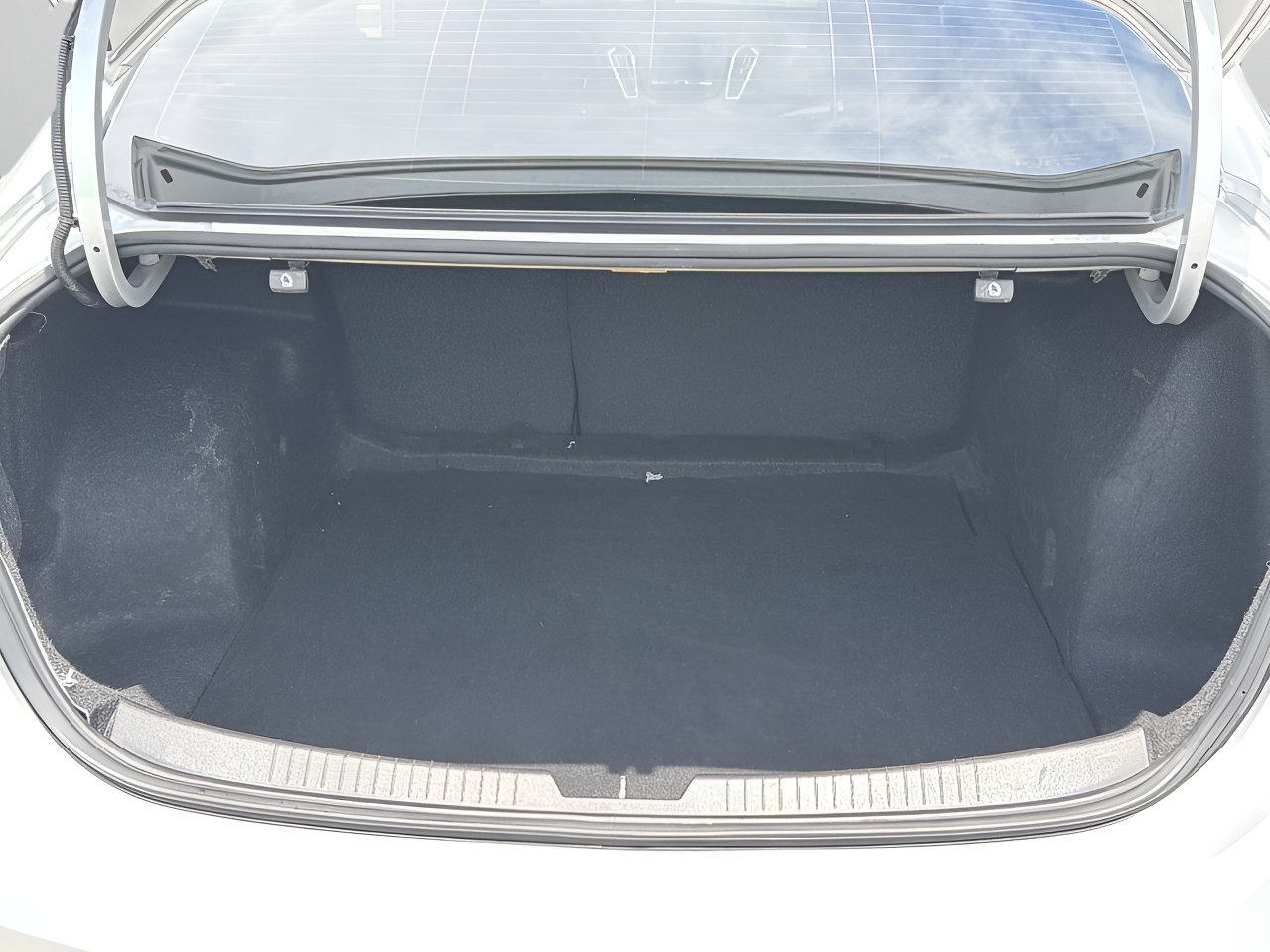 Used 2017 Chevrolet Malibu LT FWD image 8