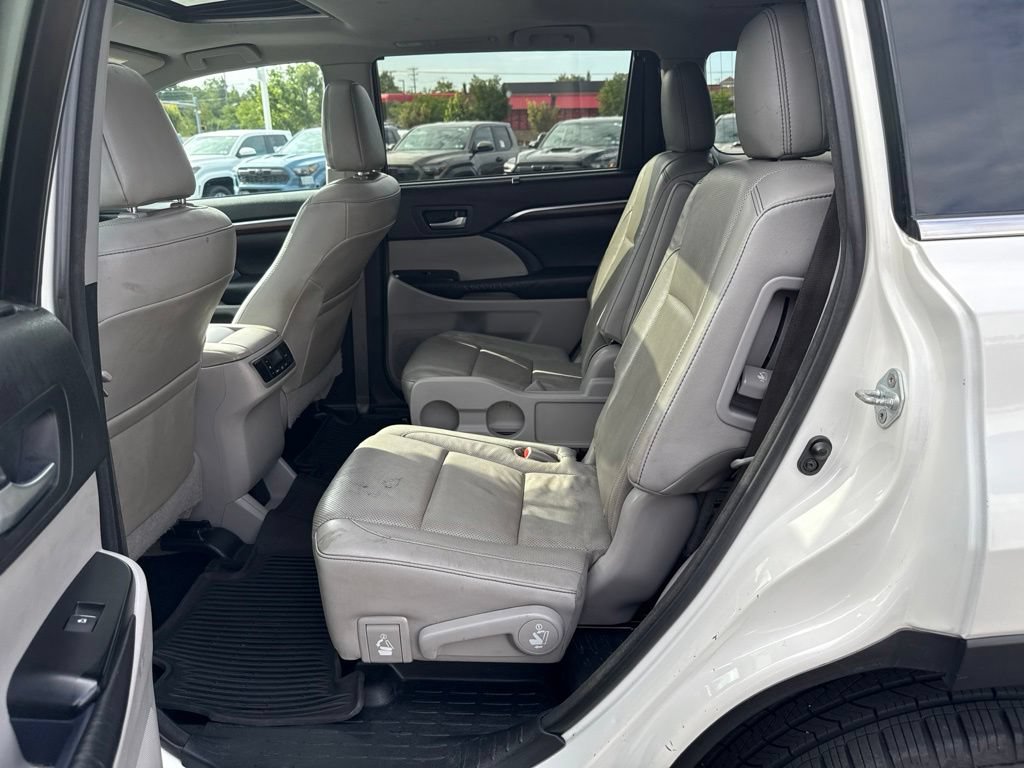 Used 2016 Toyota Highlander Limited w/ Driver Technology Package AWD/4WD image 11
