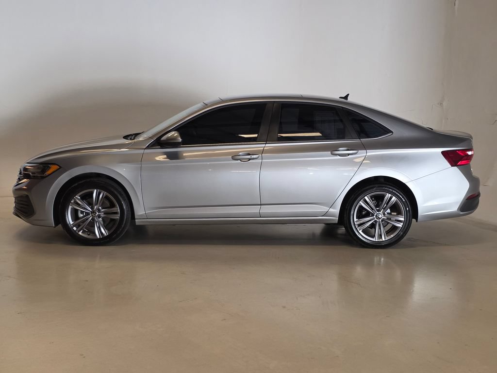 Used 2023 Volkswagen Jetta SE FWD image 3