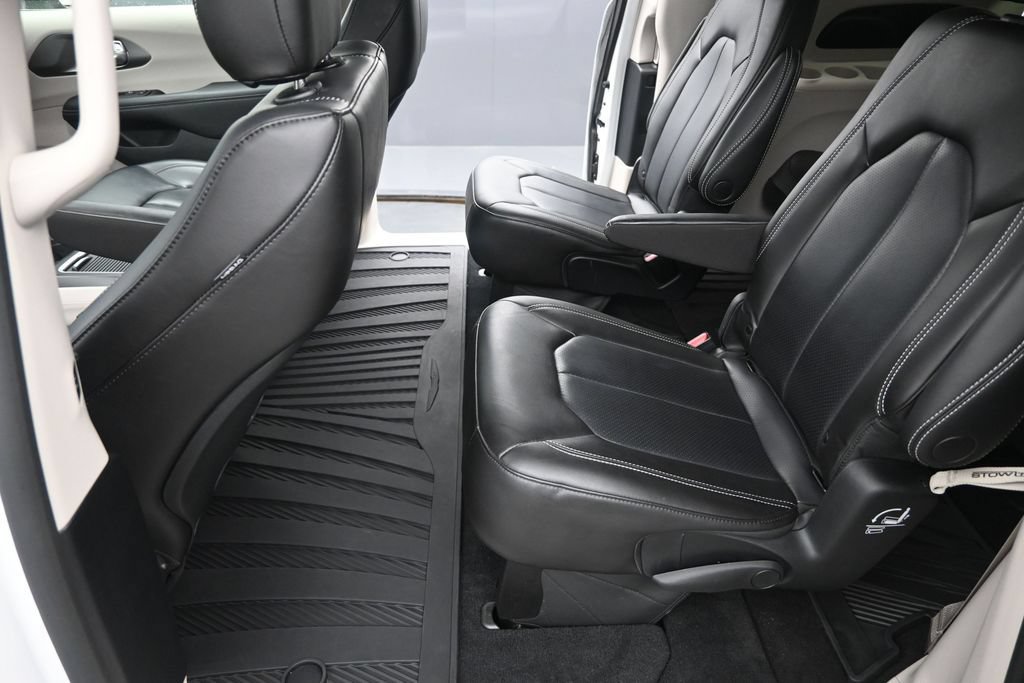 Used 2023 Chrysler Pacifica Touring-L AWD/4WD image 17