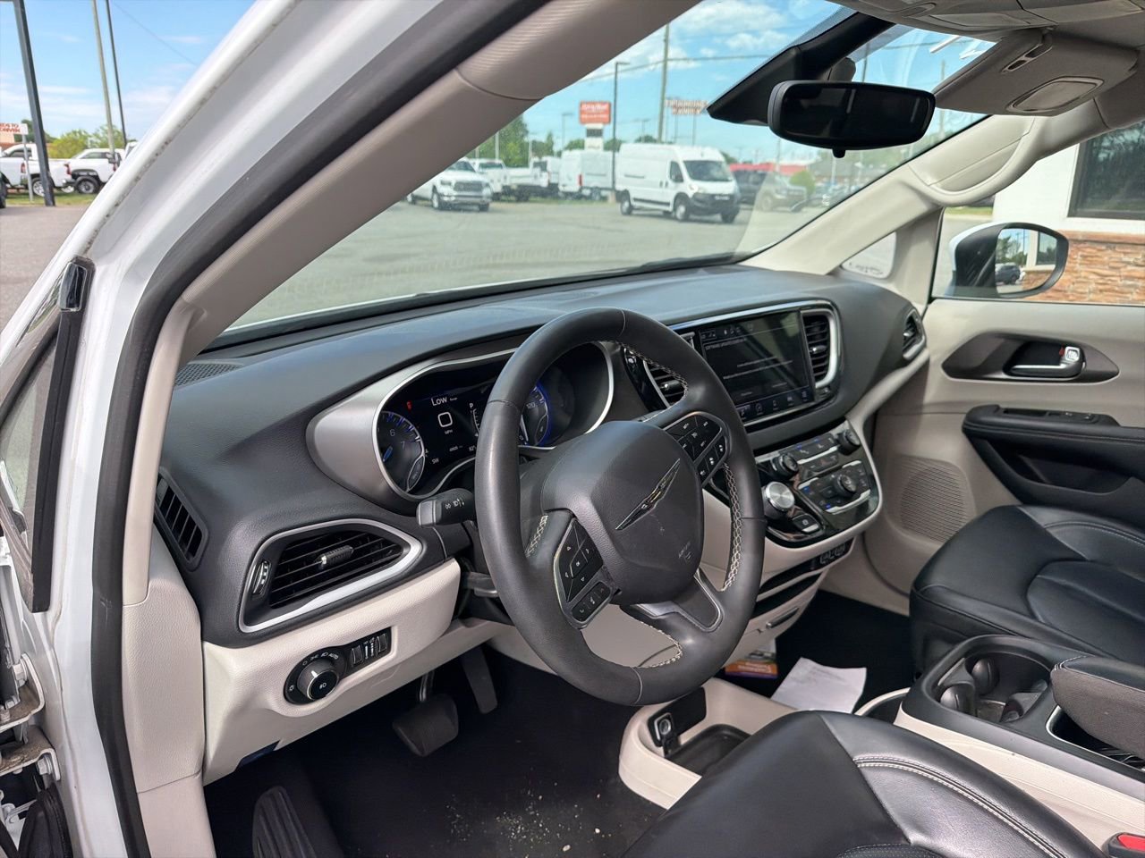 Used 2023 Chrysler Pacifica Touring-L image 3