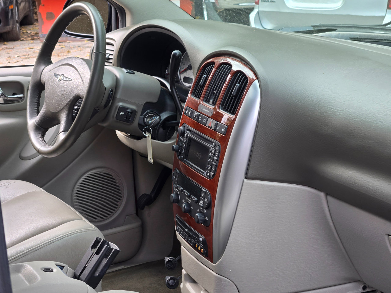 Used 2007 Chrysler Town & Country Limited image 7