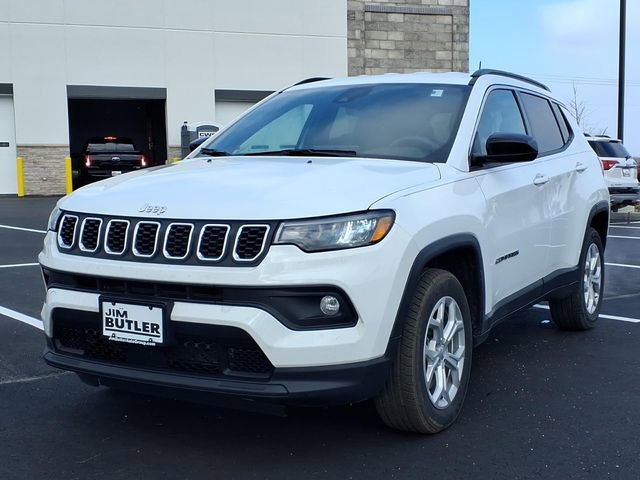 Used 2024 Jeep Compass Latitude AWD/4WD image 2