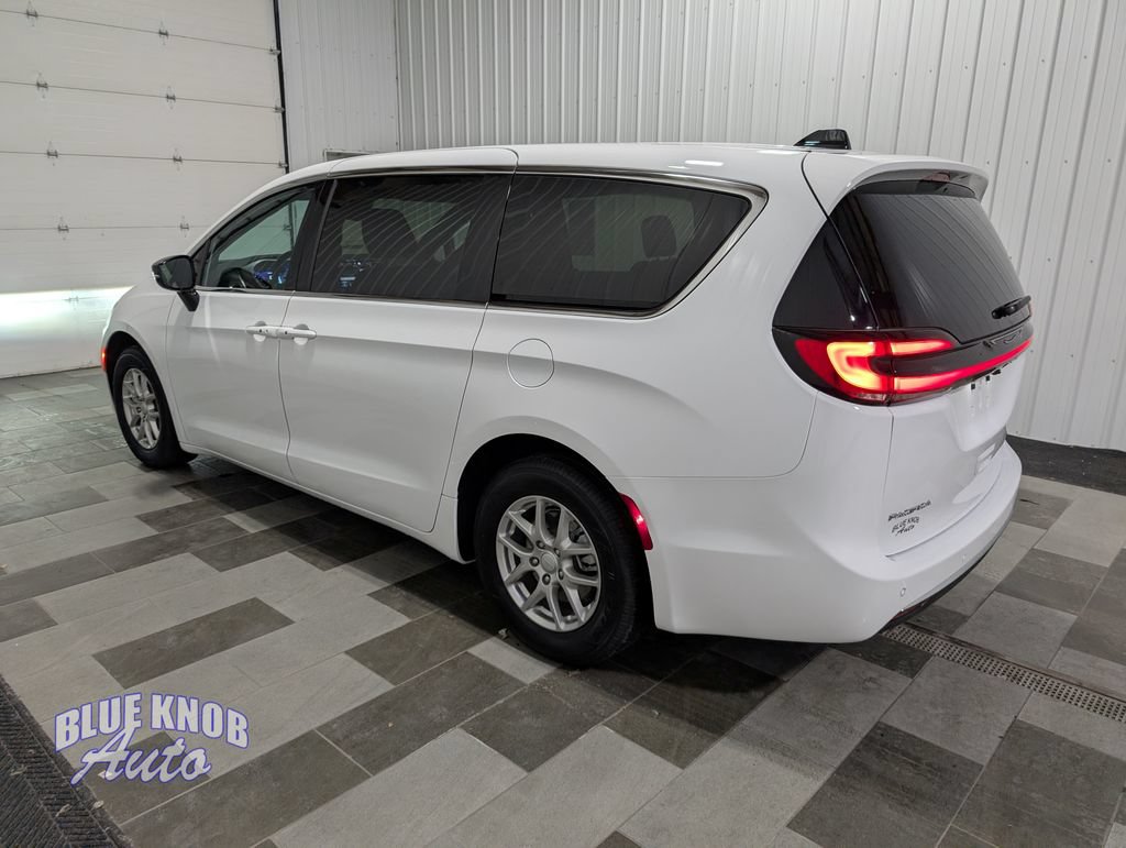 Used 2027 Chrysler Pacifica Select FWD image 2