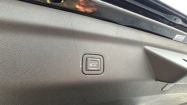 Used 2025 Chevrolet Suburban Z71 w/ Comfort Package image 40