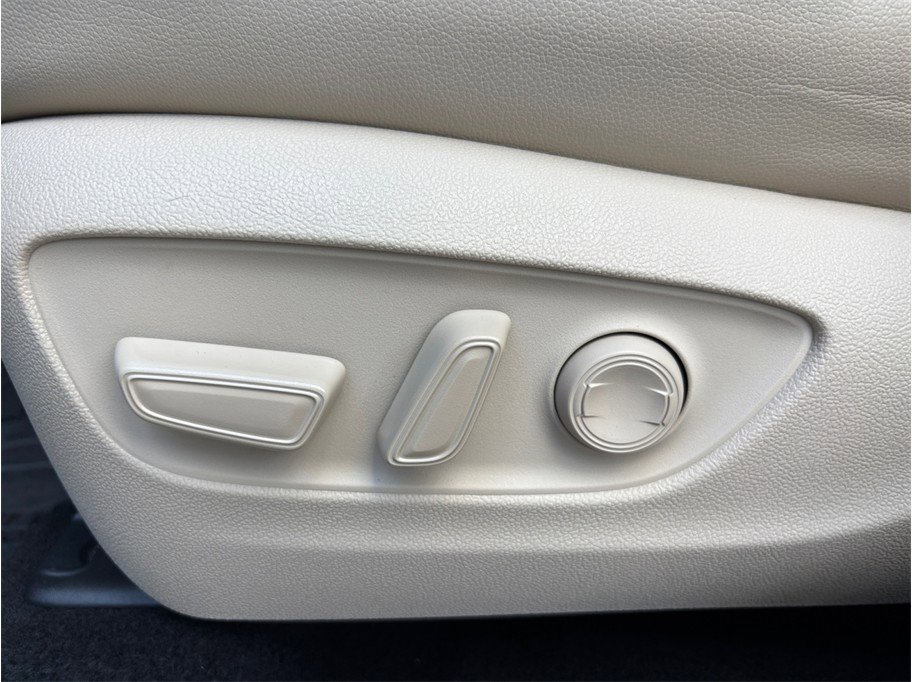 Used 2020 Toyota Highlander XLE FWD image 18