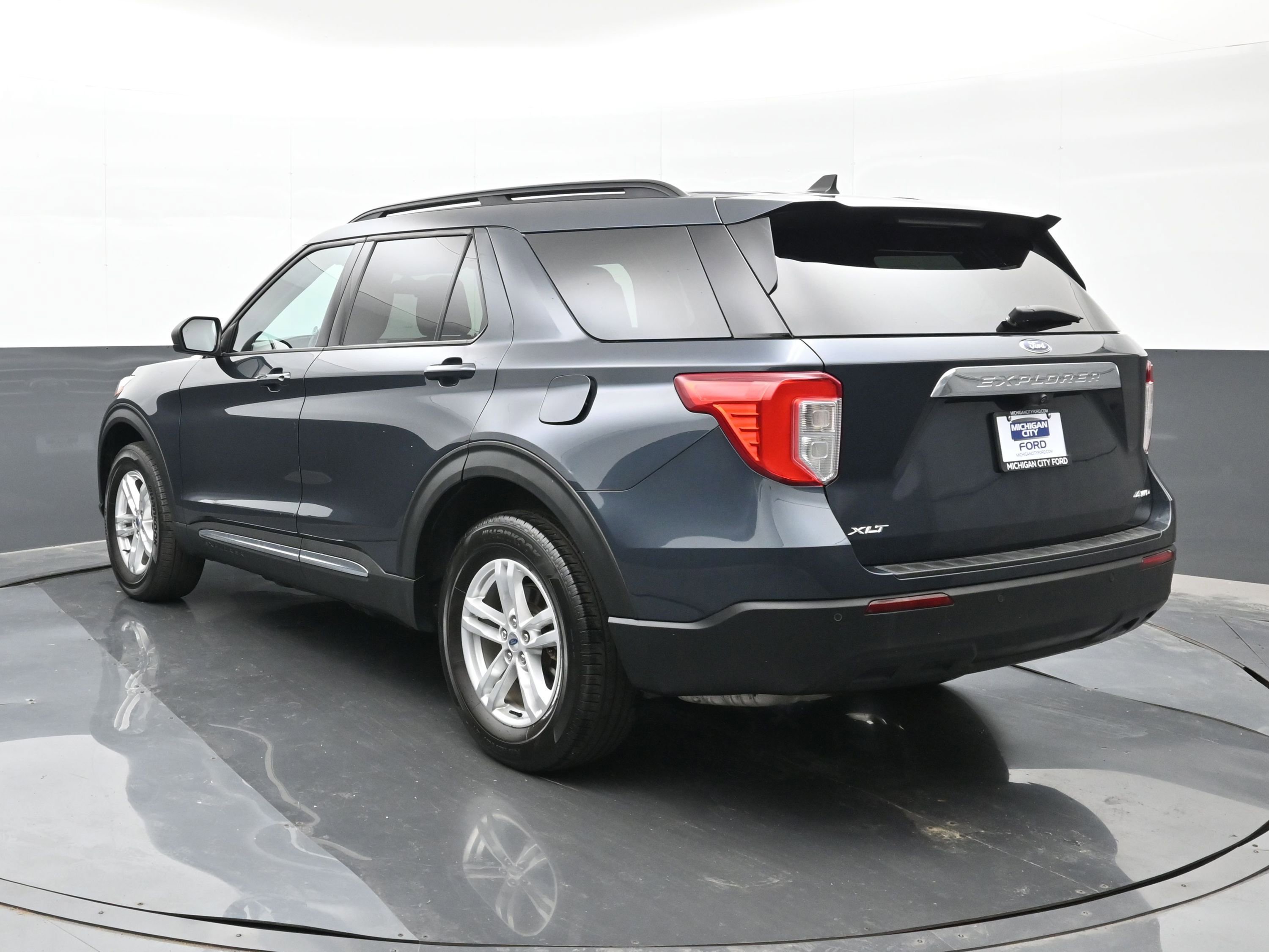 Used 2022 Ford Explorer XLT image 6