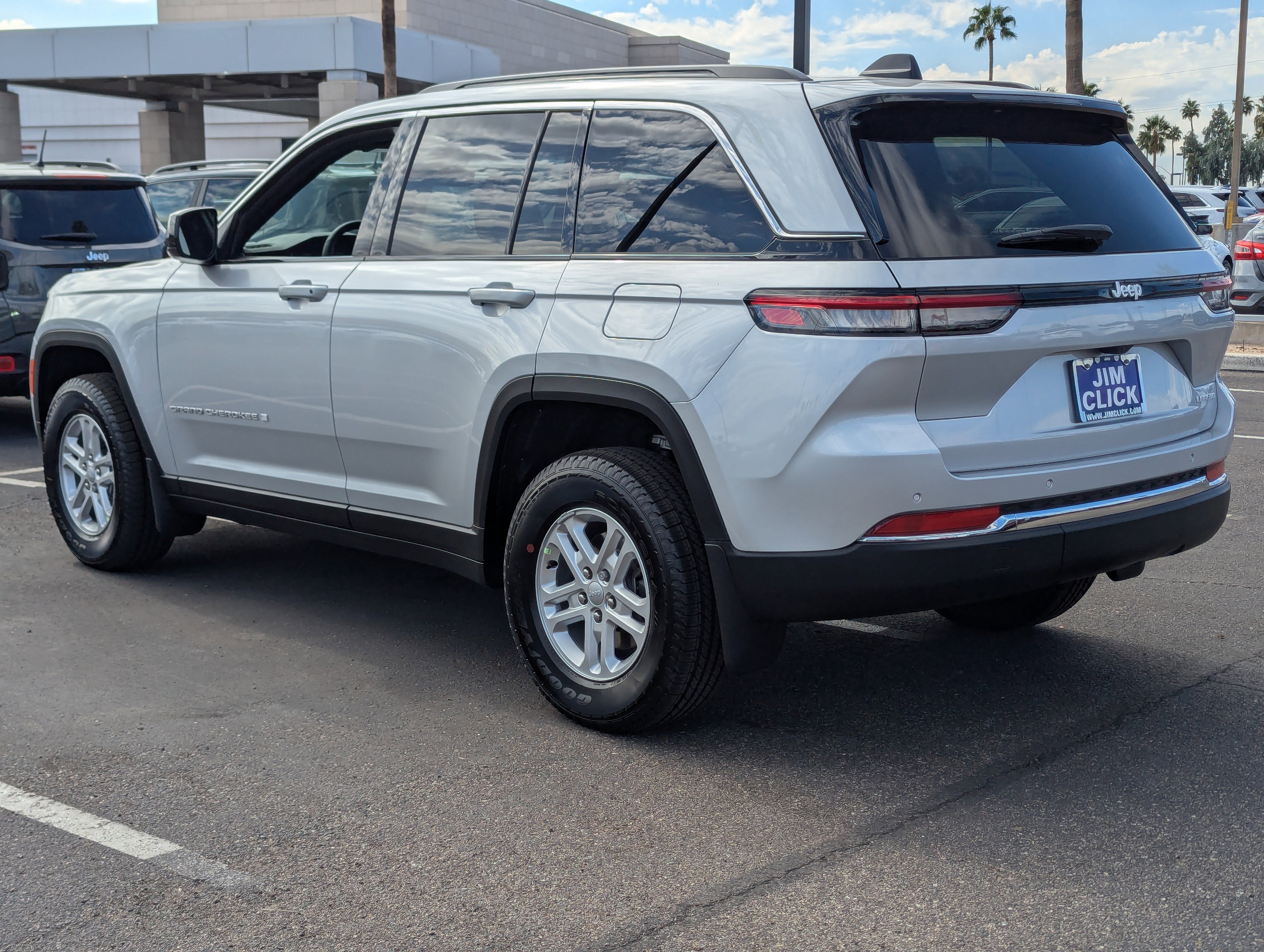 New 2025 Jeep Grand Cherokee Laredo image 4