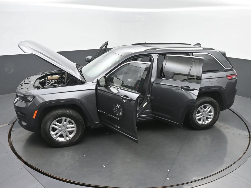 Used 2022 Jeep Grand Cherokee Laredo w/ Luxury Tech Group I AWD/4WD image 60