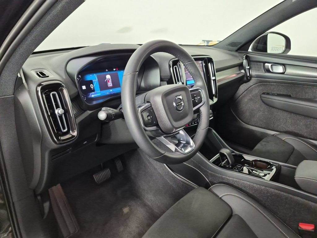 Used 2023 Volvo XC40 B5 Plus AWD/4WD image 17