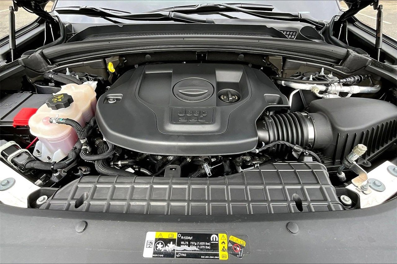 Certified 2024 Jeep Grand Cherokee Laredo X image 36