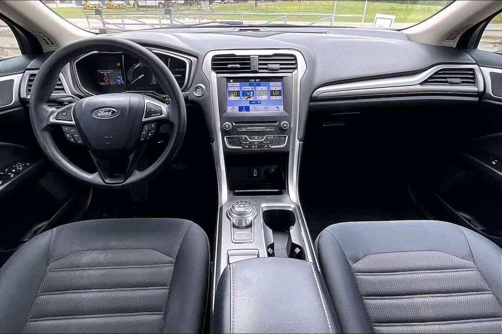 Used 2017 Ford Fusion SE w/ Fusion SE Technology Package FWD image 7