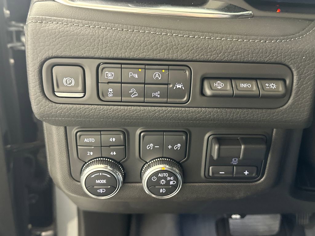 Used 2024 GMC Yukon Denali w/ Advanced Technology Package image 8