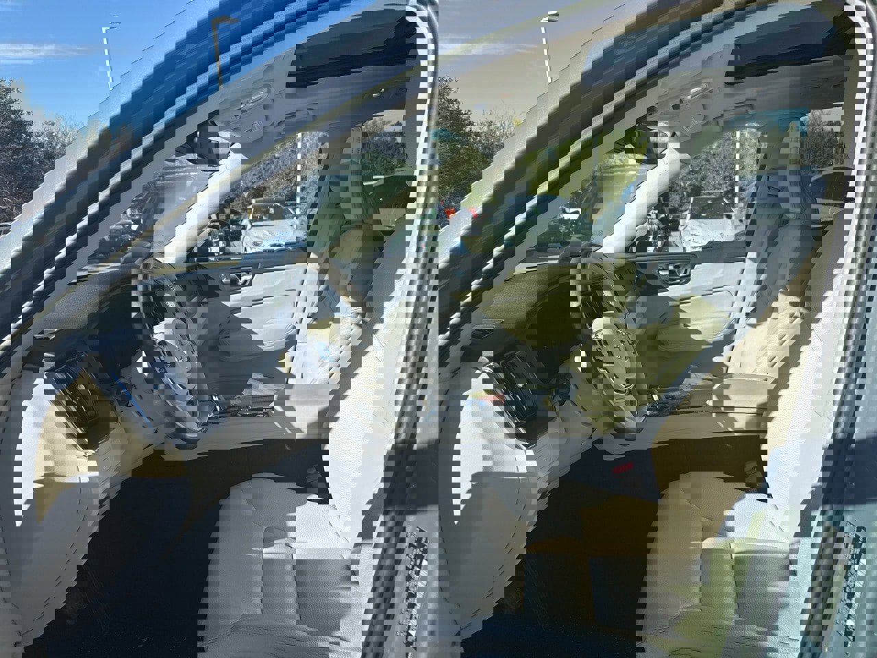 Certified 2023 Volvo XC60 B5 Core w/ Protection Package Premier image 14