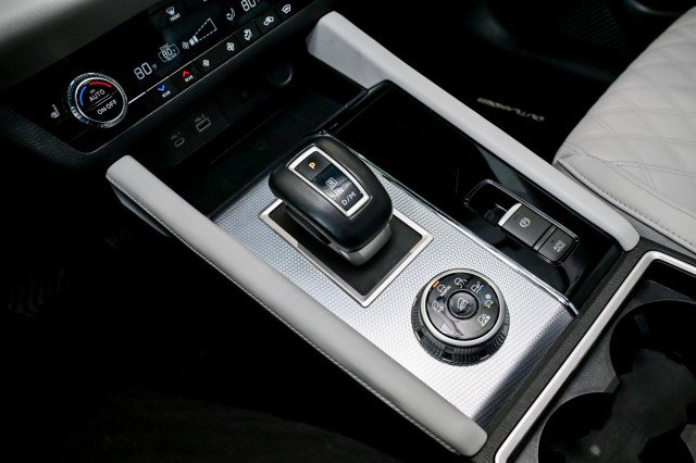 Used 2024 Mitsubishi Outlander SEL Black Edition image 37