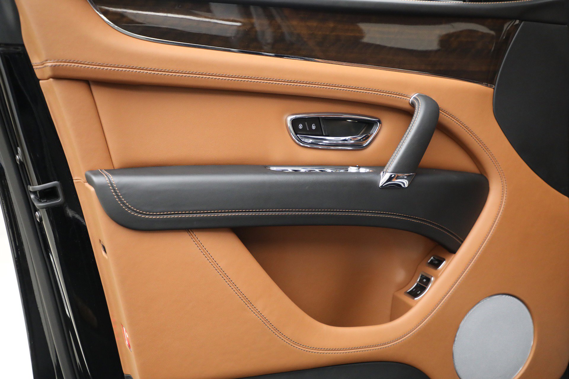 Certified 2018 Bentley Bentayga Onyx Edition image 16