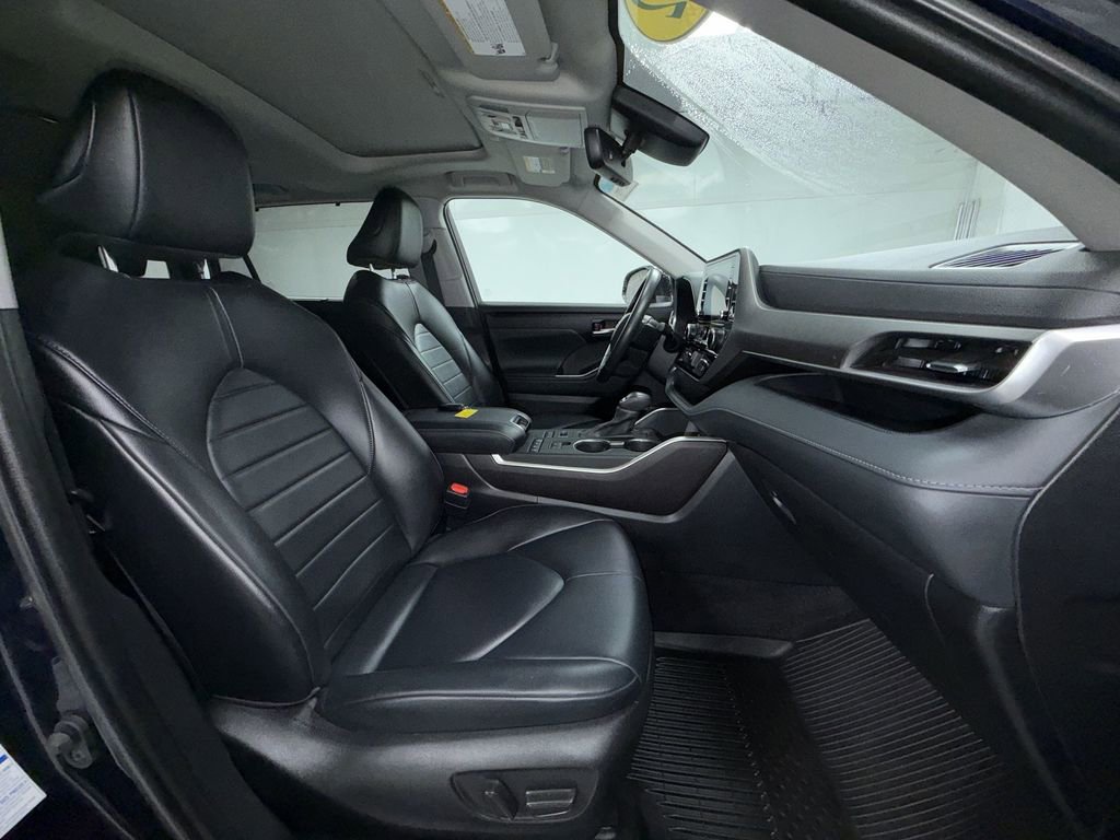 Used 2022 Toyota Highlander XLE image 11