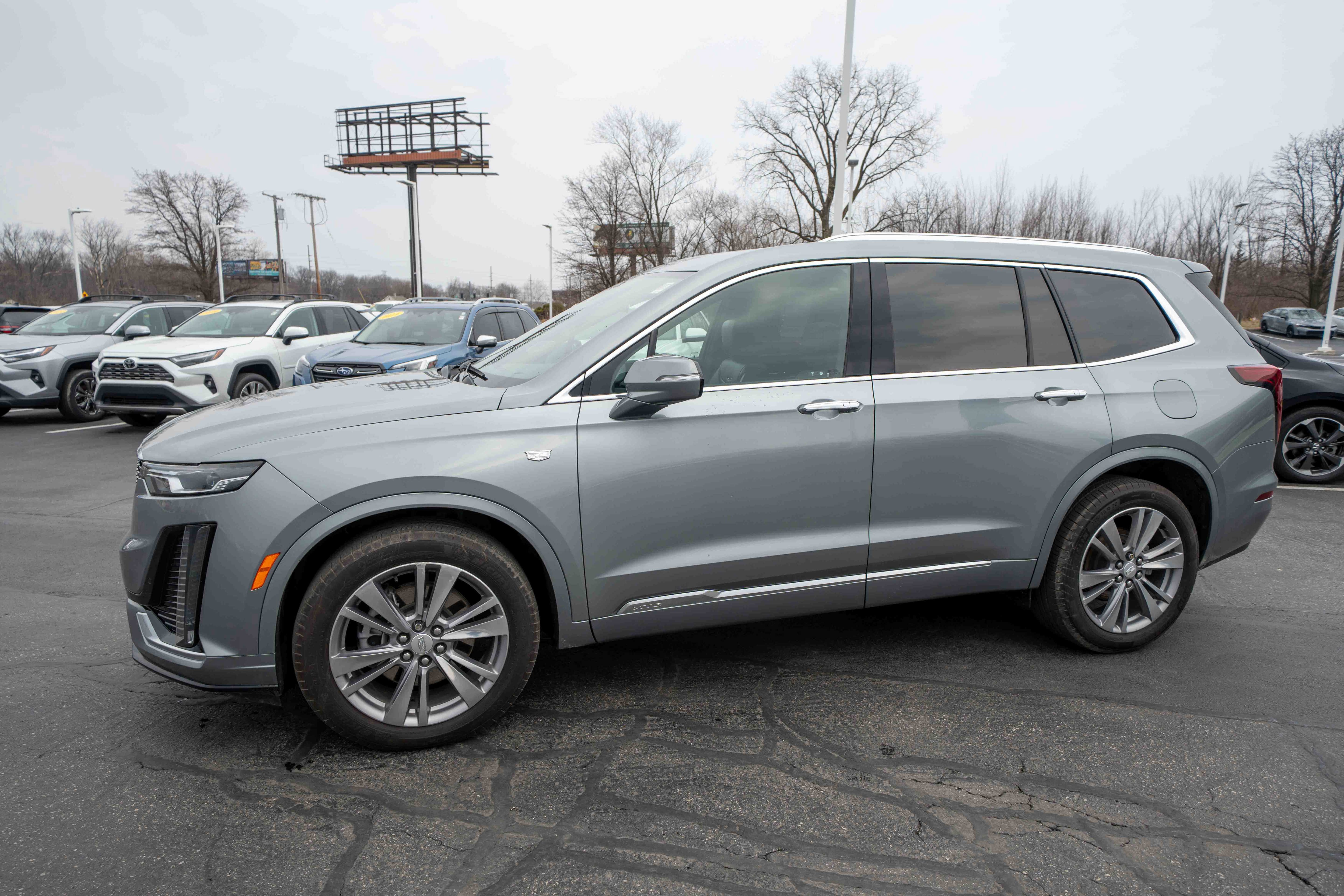 Used 2023 Cadillac XT6 Premium Luxury image 3