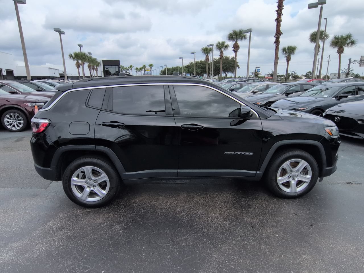 Used 2023 Jeep Compass Latitude w/ Sun and Sound Group AWD/4WD image 3