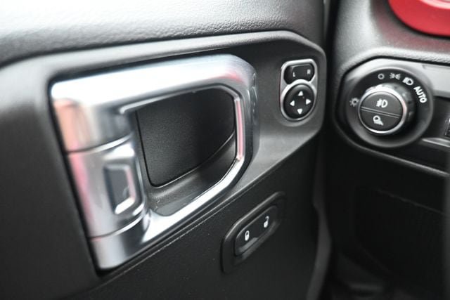 Used 2021 Jeep Gladiator Rubicon w/ Cold Weather Group AWD/4WD image 39