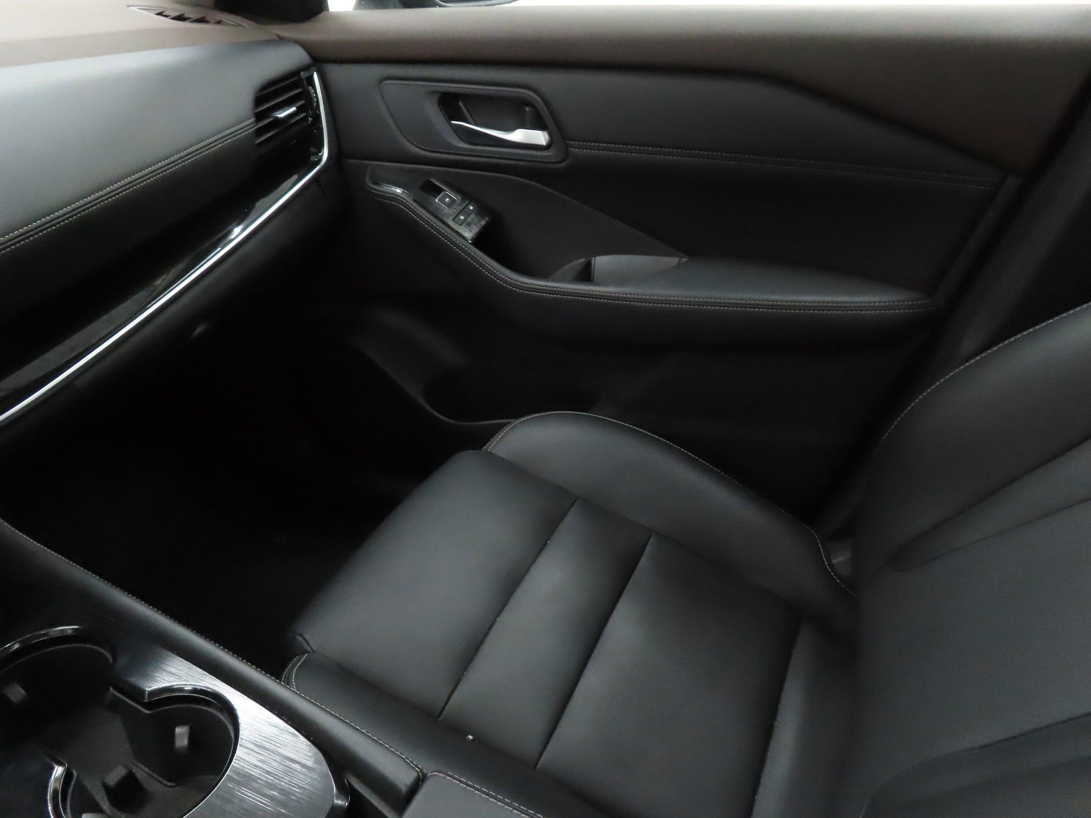 Used 2023 Nissan Rogue SL w/ SL Premium Package image 19