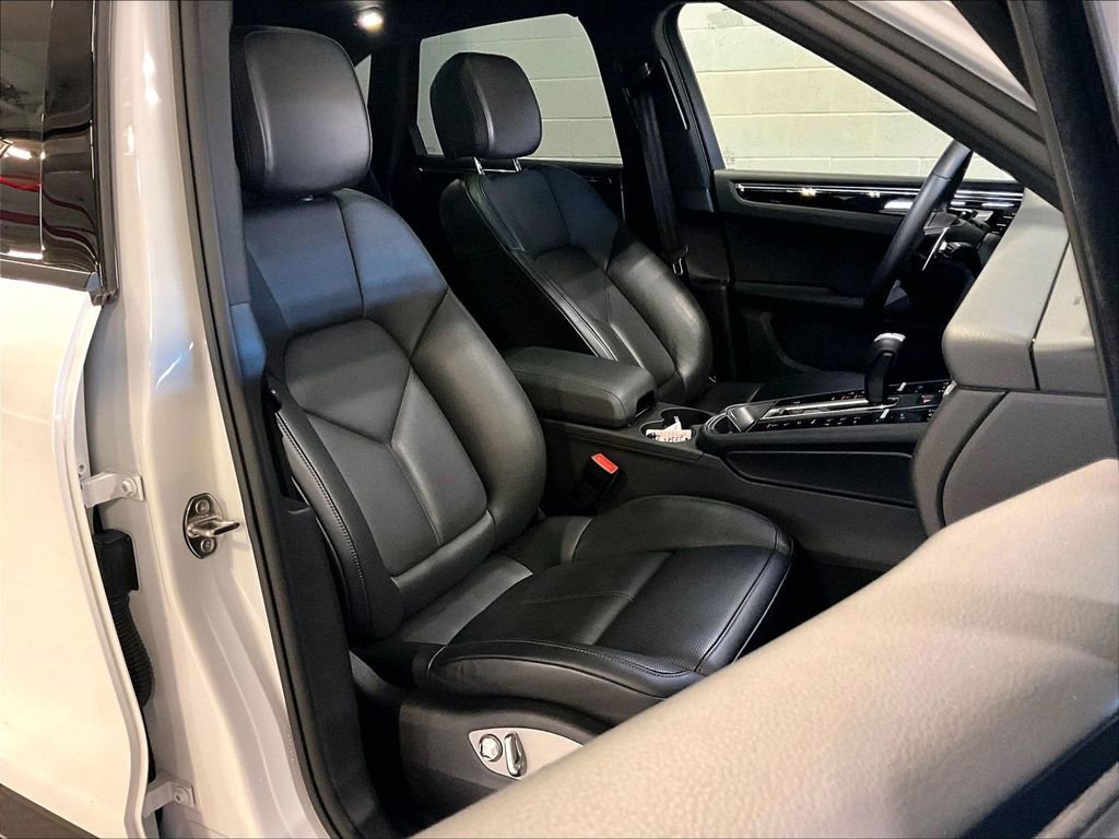Used 2025 Porsche Macan AWD/4WD image 12