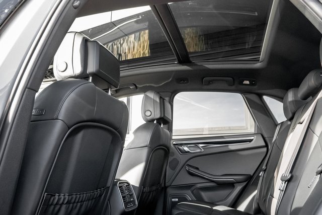 Used 2022 Porsche Macan w/ Premium Package Plus image 13