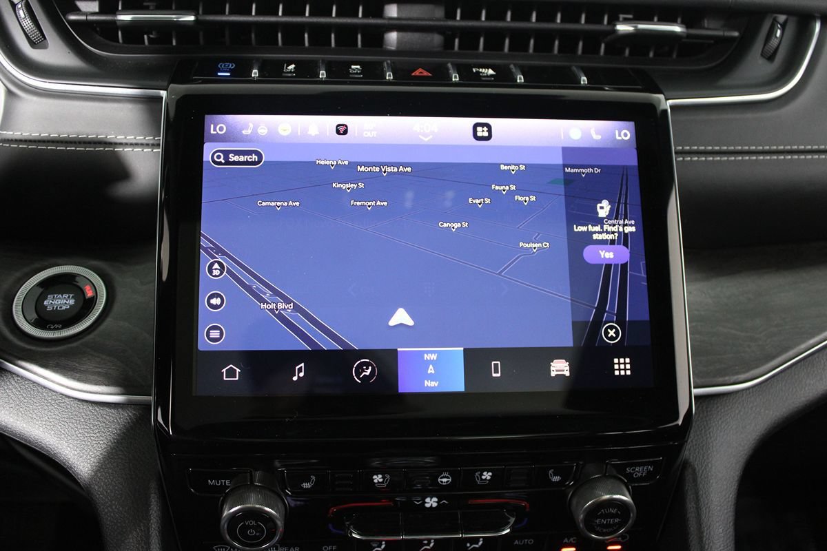 Used 2022 Jeep Grand Cherokee Overland w/ Luxury Tech Group IV AWD/4WD image 22