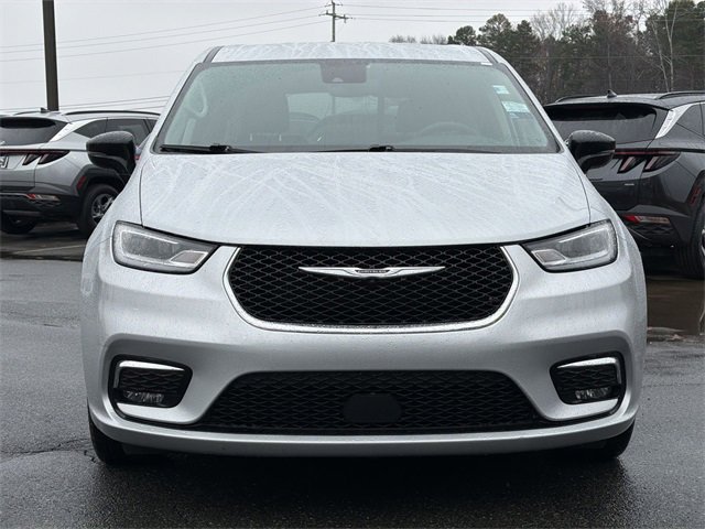 Used 2024 Chrysler Pacifica Touring-L image 16