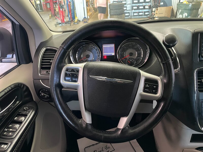 Used 2015 Chrysler Town & Country Touring-L w/ Driver Convenience Group FWD image 8