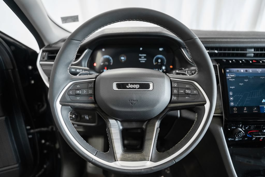 Certified 2023 Jeep Grand Cherokee Limited AWD/4WD image 31
