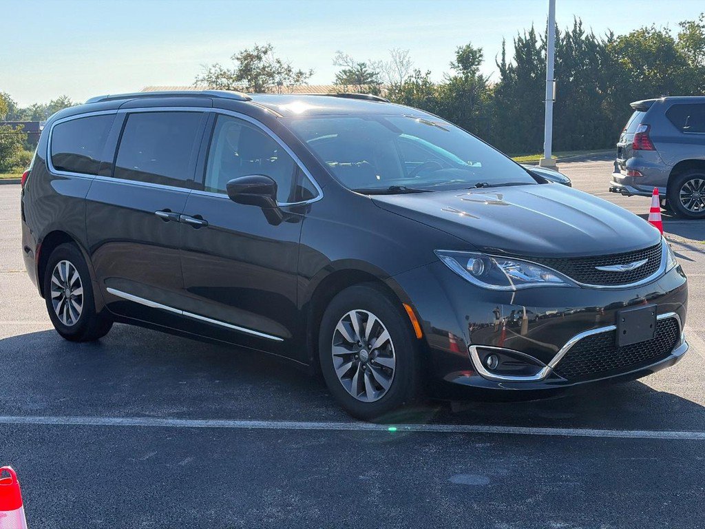 Used 2020 Chrysler Pacifica Touring-L Plus FWD image 3