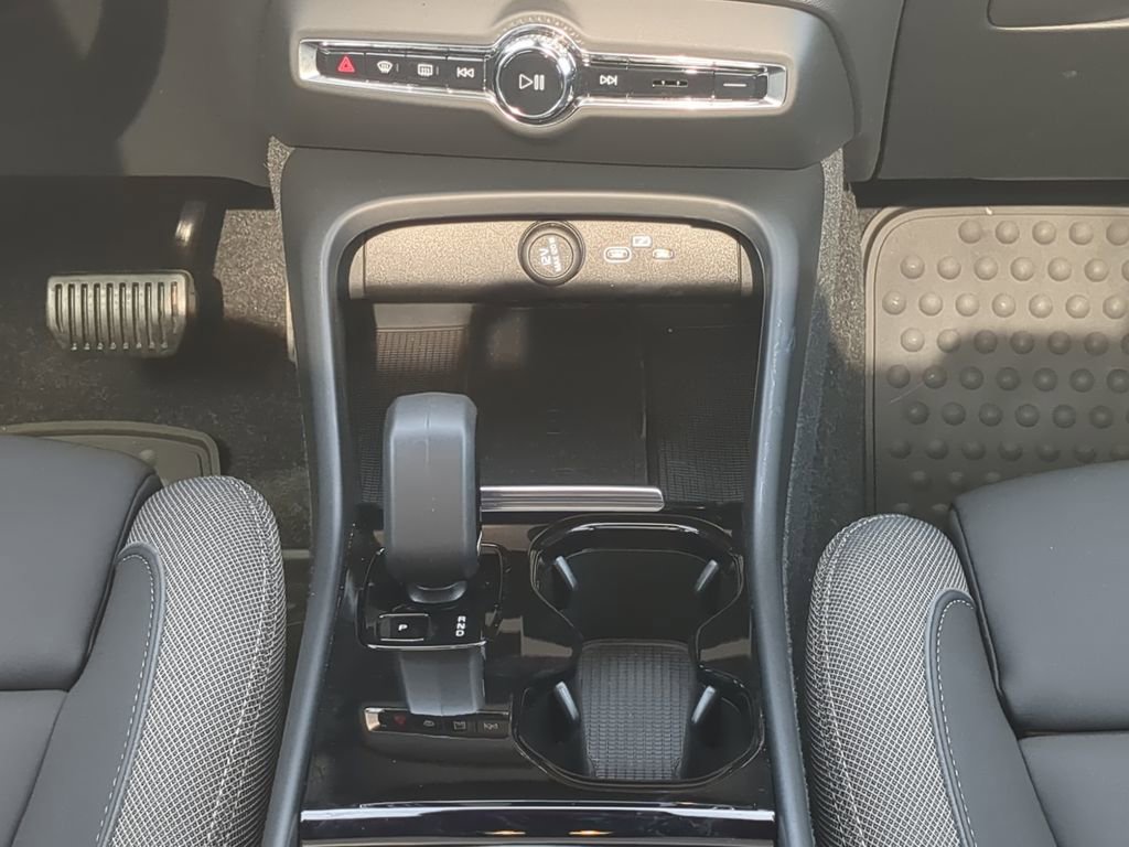 Used 2023 Volvo C40 Recharge Core image 27
