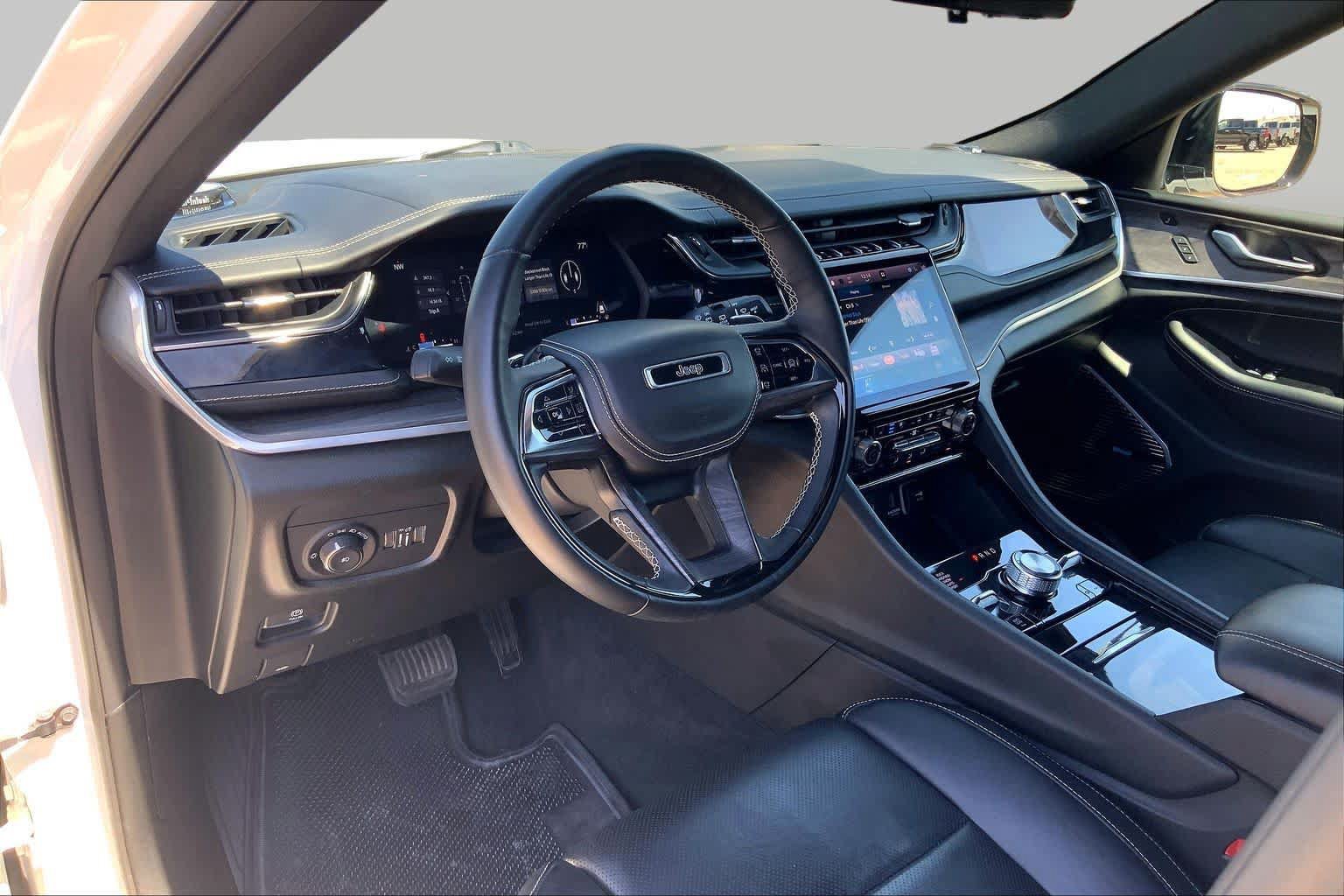 Used 2022 Jeep Grand Cherokee Overland w/ Adv Protech Group III AWD/4WD image 18