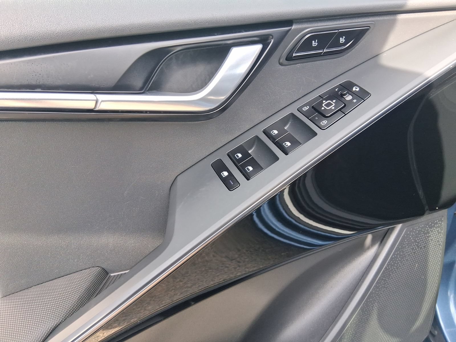 Used 2024 Kia Niro SX Touring FWD image 8