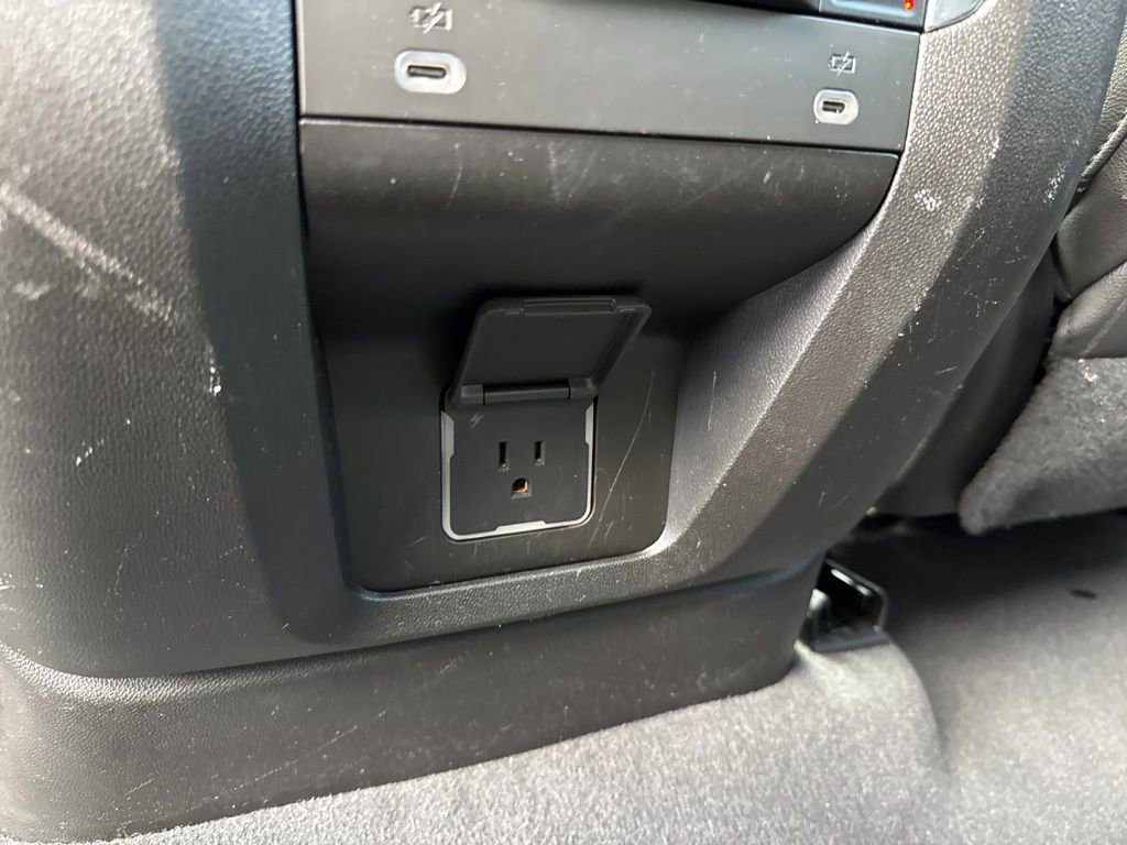 Used 2023 Chevrolet Suburban Premier image 37