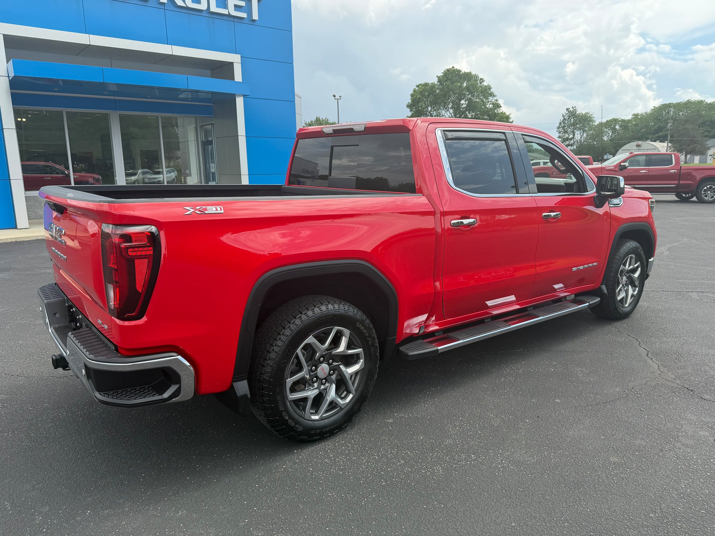 Used 2024 GMC Sierra 1500 SLE AWD/4WD image 2