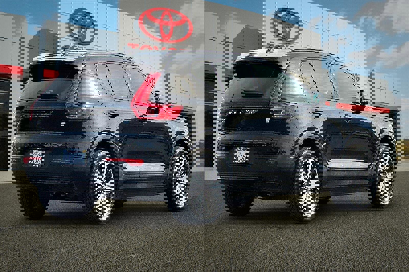 Used 2023 Volvo XC40 Recharge Plus image 3