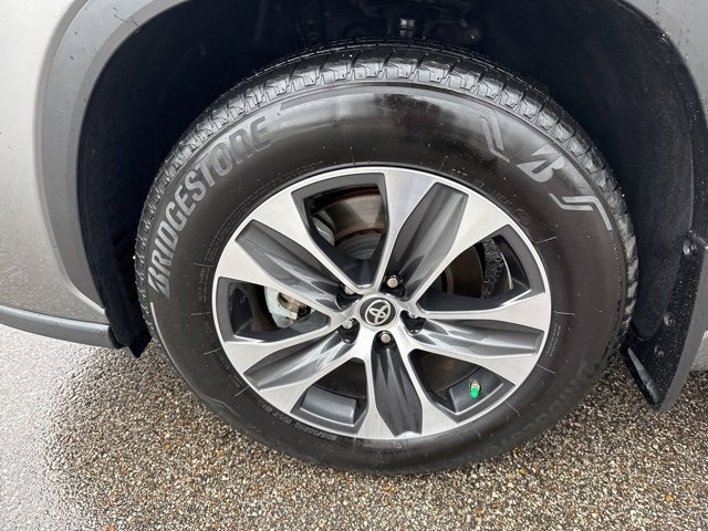 Used 2025 Toyota Highlander XLE image 11