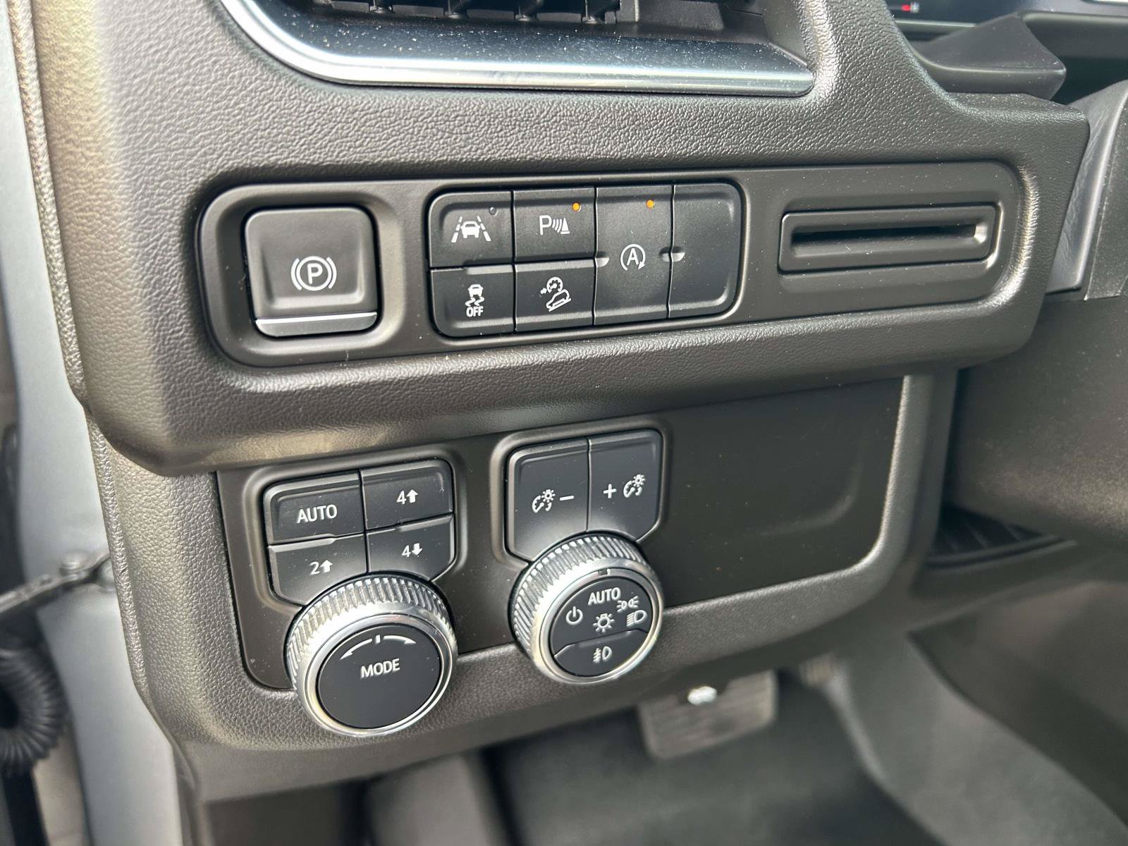 Used 2024 GMC Yukon AT4 AWD/4WD image 20