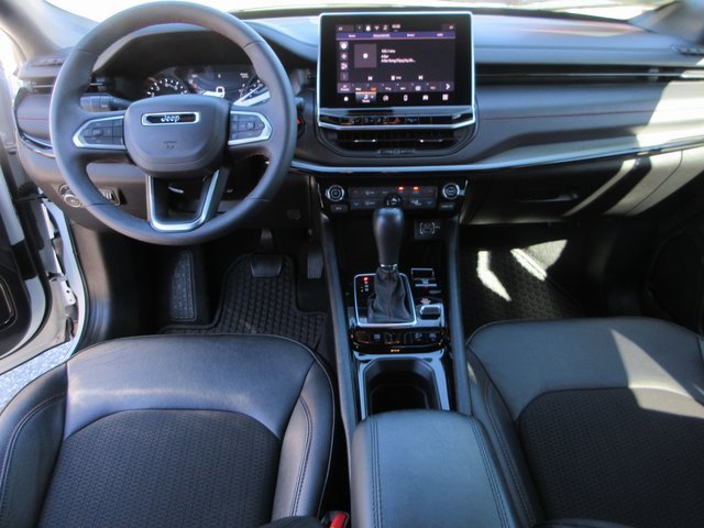 Used 2025 Jeep Compass Trailhawk image 10