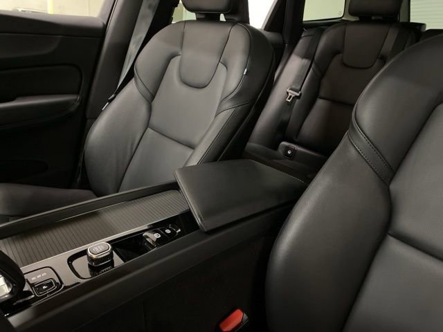 Used 2025 Volvo XC60 B5 Core image 59
